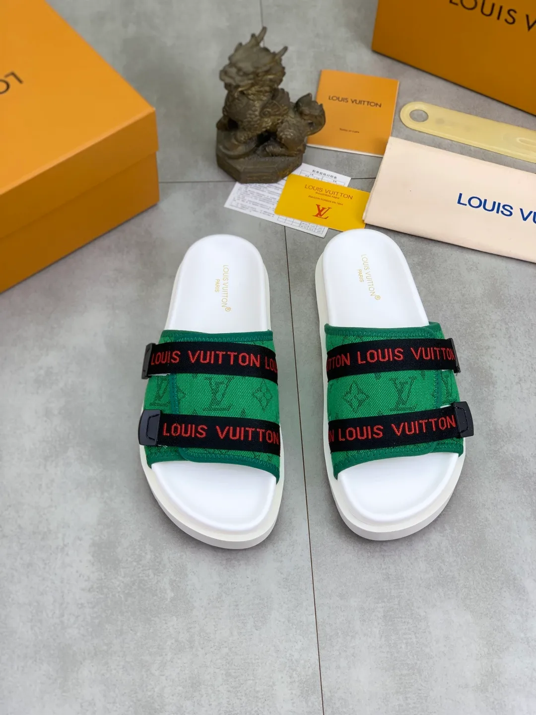 Men's shoes 💰P320💰【New style】🆘 Original quality 【LOUIS VUITTON】The popular Louis Vuitton LV men's slippers on the official website are on sale simultaneously! Original fabric imported from Italy, original factory special supply, code number: 38-44 (45 customized), many colors available